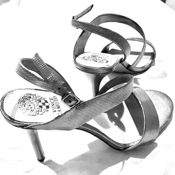 BRAND NEW: VINCE CAMUTO HOLIDAY SILVER NEW HEELS - Picture 2 of 8